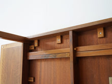 画像をギャラリービューアに読み込む, Børge Mogensen Fredericia Stolefabrik table with two flip up leaves ボーエモーエンセン フレデリシア 北欧デザイン ナットウッド 両翼延長式コーヒーテーブルの裏面
