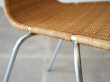 画像をギャラリービューアに読み込む, Poul Kjærholm EKC製 PK1 ポール ケアホルム 北欧ヴィンテージ チェア 座面と脚の接続部
