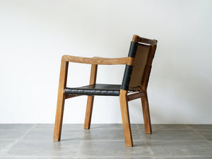 トーベ・レッダーセンの黒革のアームチェア 北欧デザイナーズチェア トーベ・キンド・ラーセン Tove Kindt-Larsen Tove Reddersen Unge Mennesker Chair 北欧チェアの側面