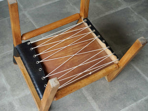 トーベ・レッダーセンの黒革のアームチェア 北欧デザイナーズチェア トーベ・キンド・ラーセン Tove Kindt-Larsen Tove Reddersen Unge Mennesker Chair 北欧チェアの裏面　座面のレザーを紐で固定
