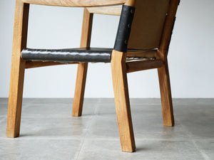 トーベ・レッダーセンの黒革のアームチェア 北欧デザイナーズチェア トーベ・キンド・ラーセン Tove Kindt-Larsen Tove Reddersen Unge Mennesker Chair 北欧チェアの後ろ脚