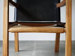 トーベ・レッダーセンの黒革のアームチェア 北欧デザイナーズチェア トーベ・キンド・ラーセン Tove Kindt-Larsen Tove Reddersen Unge Mennesker Chair 北欧チェアの前貫