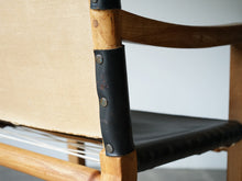 画像をギャラリービューアに読み込む, トーベ・レッダーセンの黒革のアームチェア 北欧デザイナーズチェア トーベ・キンド・ラーセン Tove Kindt-Larsen Tove Reddersen Unge Mennesker Chair 北欧チェアの背もたれのレザーをビスで巻きつけている
