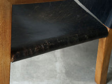 画像をギャラリービューアに読み込む, トーベ・レッダーセンの黒革のアームチェア 北欧デザイナーズチェア トーベ・キンド・ラーセン Tove Kindt-Larsen Tove Reddersen Unge Mennesker Chair 北欧チェアの座面の横側

