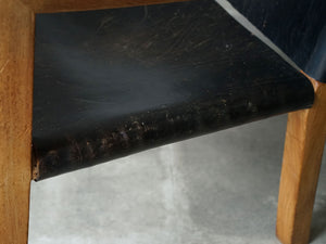 トーベ・レッダーセンの黒革のアームチェア 北欧デザイナーズチェア トーベ・キンド・ラーセン Tove Kindt-Larsen Tove Reddersen Unge Mennesker Chair 北欧チェアの座面の横側
