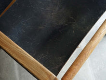 画像をギャラリービューアに読み込む, トーベ・レッダーセンの黒革のアームチェア 北欧デザイナーズチェア トーベ・キンド・ラーセン Tove Kindt-Larsen Tove Reddersen Unge Mennesker Chair 北欧チェアの座面

