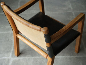 トーベ・レッダーセンの黒革のアームチェア 北欧デザイナーズチェア トーベ・キンド・ラーセン Tove Kindt-Larsen Tove Reddersen Unge Mennesker Chair 北欧チェアの背もたれの上部