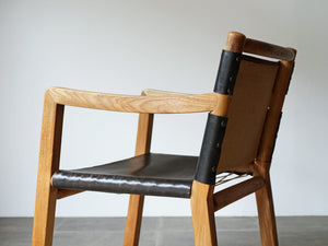 トーベ・レッダーセンの黒革のアームチェア 北欧デザイナーズチェア トーベ・キンド・ラーセン Tove Kindt-Larsen Tove Reddersen Unge Mennesker Chair 北欧チェアの肘掛けの木目の美しい