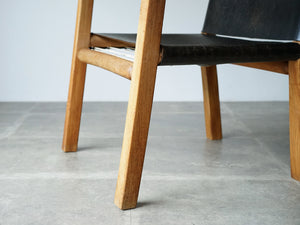 トーベ・レッダーセンの黒革のアームチェア 北欧デザイナーズチェア トーベ・キンド・ラーセン Tove Kindt-Larsen Tove Reddersen Unge Mennesker Chair 北欧チェアの脚
