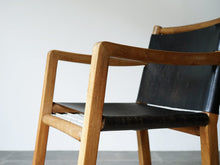 画像をギャラリービューアに読み込む, トーベ・レッダーセンの黒革のアームチェア 北欧デザイナーズチェア トーベ・キンド・ラーセン Tove Kindt-Larsen Tove Reddersen Unge Mennesker Chair 北欧チェアの肘掛けの曲線
