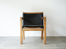 画像をギャラリービューアに読み込む, トーベ・レッダーセンの黒革のアームチェア 北欧デザイナーズチェア トーベ・キンド・ラーセン Tove Kindt-Larsen Tove Reddersen Unge Mennesker Chair 北欧チェアの正面
