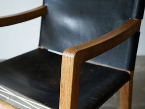 トーベ・レッダーセンの黒革のアームチェア 北欧デザイナーズチェア トーベ・キンド・ラーセン Tove Kindt-Larsen Tove Reddersen Unge Mennesker Chair 北欧チェアの肘掛けの丸い曲線