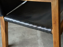 画像をギャラリービューアに読み込む, トーベ・レッダーセンの黒革のアームチェア 北欧デザイナーズチェア トーベ・キンド・ラーセン Tove Kindt-Larsen Tove Reddersen Unge Mennesker Chair 北欧チェアの座面の横側
