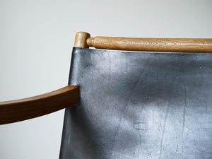 トーベ・レッダーセンの黒革のアームチェア 北欧デザイナーズチェア トーベ・キンド・ラーセン Tove Kindt-Larsen Tove Reddersen Unge Mennesker Chair 北欧チェアの背もたれ 黒のレザーが張られている