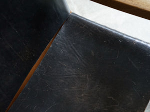 トーベ・レッダーセンの黒革のアームチェア 北欧デザイナーズチェア トーベ・キンド・ラーセン Tove Kindt-Larsen Tove Reddersen Unge Mennesker Chair 北欧チェアの座面
