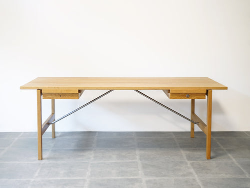ハンスJウェグナーのデスクAT325Aオーク無垢材 Hans J. Wegner AT325A Desk 北欧デザインの机の正面やや上から