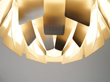 画像をギャラリービューアに読み込む, Poul Henningsen Artichoke Louis Poulsen ポールヘニングセン アーティチョーク ルイスポールセン 吊り下げ照明 北欧ヴィンテージ ペンダントランプのスチールの薄板 点灯イメージ
