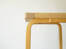 画像をギャラリービューアに読み込む, Alvar Aalto Artek アルヴァ アアルト アルテック 北欧ヴィンテージ デザイナーズチェア 樺 バーチ ベンチ 座面と脚の接続部

