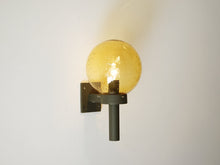 画像をギャラリービューアに読み込む, Max Brüel Gehrdt Bornebusch Jørgen Selschau Fakkellampen Nordisk Solarマックスブリュエル ゲールトボルネブッシュヨルゲンセルシャウ 壁取り付け用照明 琥珀ガラスシェードのウォールランプ 点灯イメージ

