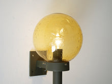 画像をギャラリービューアに読み込む, Max Brüel Gehrdt Bornebusch Jørgen Selschau Fakkellampen Nordisk Solarマックスブリュエル ゲールトボルネブッシュヨルゲンセルシャウ 壁取り付け用照明 琥珀ガラスシェードのウォールランプ 点灯イメージ

