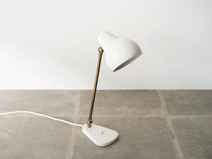ヴィルヘルム・ラウリッツェンのテーブルランプ ビンテージ 白いスタンドライト Vilhelm Lauritzen Table lamp ライトのやや上から
