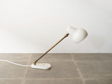 画像をギャラリービューアに読み込む, ヴィルヘルム・ラウリッツェンのテーブルランプ ビンテージ 白いスタンドライト Vilhelm Lauritzen Table lamp ライトのアームの角度が変えられる
