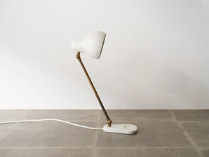 ヴィルヘルム・ラウリッツェンのテーブルランプ ビンテージ 白いスタンドライト Vilhelm Lauritzen Table lamp ライトのアームの角度が変えられる