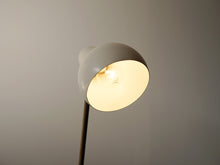 画像をギャラリービューアに読み込む, ヴィルヘルム・ラウリッツェンのテーブルランプ ビンテージ 白いスタンドライト Vilhelm Lauritzen Table lamp ライトの点灯イメージ シェード内部
