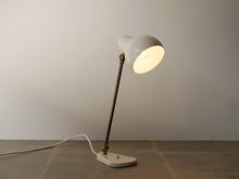 画像をギャラリービューアに読み込む, ヴィルヘルム・ラウリッツェンのテーブルランプ ビンテージ 白いスタンドライト Vilhelm Lauritzen Table lamp ライトの点灯イメージ
