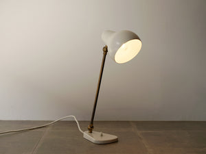 ヴィルヘルム・ラウリッツェンのテーブルランプ ビンテージ 白いスタンドライト Vilhelm Lauritzen Table lamp ライトの点灯イメージ