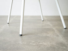 画像をギャラリービューアに読み込む, Sebastian Holmbäck Ulrik Nordentoft Nam Nam 8000c ホルムバックノルデントフト 椅子 サイドチェア オーク積層  ラッカー塗装 金属 ダニシュモダン 椅子の脚先
