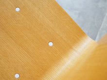 画像をギャラリービューアに読み込む, Sebastian Holmbäck Ulrik Nordentoft Nam Nam 8000c ホルムバックノルデントフト 椅子 サイドチェア オーク積層  ラッカー塗装 金属 ダニシュモダン 椅子の座面 クローズアップ
