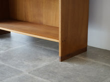 画像をギャラリービューアに読み込む, Hans J Wegner Ry8 wallunit bookcase ハンスJウェグナー 本棚 ウォールユニット オーク材の本棚 Ry8 RY Møbler ヴィンテージ 棚の脚元
