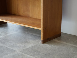 Hans J Wegner Ry8 wallunit bookcase ハンスJウェグナー 本棚 ウォールユニット オーク材の本棚 Ry8 RY Møbler ヴィンテージ 棚の脚元