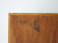 画像をギャラリービューアに読み込む, Hans J Wegner Ry8 wallunit bookcase ハンスJウェグナー 本棚 ウォールユニット オーク材の本棚 Ry8 RY Møbler ヴィンテージ 棚の裏面にメーカースタンプと1957年10月8日製造のスタンプ
