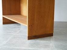 画像をギャラリービューアに読み込む, Hans J Wegner Ry8 wallunit bookcase ハンスJウェグナー 本棚 ウォールユニット オーク材の本棚 Ry8 RY Møbler ヴィンテージ 棚の脚元
