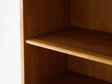画像をギャラリービューアに読み込む, Hans J Wegner Ry8 wallunit bookcase ハンスJウェグナー 本棚 ウォールユニット オーク材の本棚 Ry8 RY Møbler ヴィンテージ 棚板の外側に曲線があり優しい
