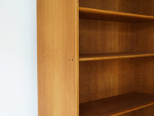 画像をギャラリービューアに読み込む, Hans J Wegner Ry8 wallunit bookcase ハンスJウェグナー 本棚 ウォールユニット オーク材の本棚 Ry8 RY Møbler ヴィンテージ 固定されている棚板のところに二点の木栓が可愛い
