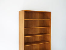 画像をギャラリービューアに読み込む, Hans J Wegner Ry8 wallunit bookcase ハンスJウェグナー 本棚 ウォールユニット オーク材の本棚 Ry8 RY Møbler ヴィンテージ 棚の斜めから
