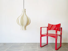 画像をギャラリービューアに読み込む, Verner Panton Onion Pendant lamp ヴェルナーパントン　オニオンペンダントランプ デザイナーズ照明 パントンのランプと赤いチェア
