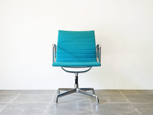 画像をギャラリービューアに読み込む, Charles Eames Ray Eames Aluminium Group Model EA108 Herman Miller チャールズ イームズ レイ イームズ ハーマンミラー アルミニウムグループ モデルEA108 アームチェアの正面
