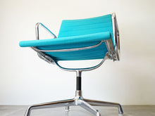 画像をギャラリービューアに読み込む, Charles Eames Ray Eames Aluminium Group Model EA108 Herman Miller チャールズ イームズ レイ イームズ ハーマンミラー アルミニウムグループ モデルEA108 アームチェアの裏面
