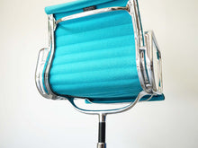 画像をギャラリービューアに読み込む, Charles Eames Ray Eames Aluminium Group Model EA108 Herman Miller チャールズ イームズ レイ イームズ ハーマンミラー アルミニウムグループ モデルEA108 アームチェアの背面 やや下から
