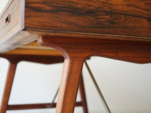 画像をギャラリービューアに読み込む, Arne Wahl Iversen Model 56 Rosewood Desk アルネ・ウォール・アイヴァーセンローズウッドのデスク モデル56 机の脚との付け根
