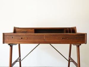 Arne Wahl Iversen Model 56 Rosewood Desk アルネ・ウォール・アイヴァーセンローズウッドのデスク モデル56 机の正面 奥行きのある引き出しが2つ
