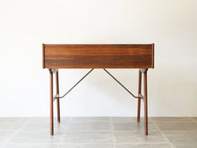 画像をギャラリービューアに読み込む, Arne Wahl Iversen Model 56 Rosewood Desk アルネ・ウォール・アイヴァーセンローズウッドのデスク モデル56 机の背面
