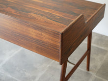 画像をギャラリービューアに読み込む, Arne Wahl Iversen Model 56 Rosewood Desk アルネ・ウォール・アイヴァーセンローズウッドのデスク モデル56 机の縁も美しい
