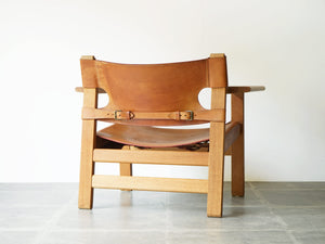 スパニッシュチェア ボーエモーエンセン 北欧名作チェア ヴィンテージ Børge Mogensen The Spanish Chair Model 2226 モーエンセンのラウンジチェアの背面にベルト