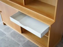 画像をギャラリービューアに読み込む, Børge Mogensen Wall unit of oak ボーエモーエンセン 本棚 ウォールユニット 収納棚 引き戸の中にも白い引き出しがあります
