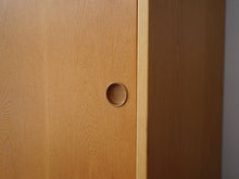 画像をギャラリービューアに読み込む, Børge Mogensen Wall unit of oak ボーエモーエンセン 本棚 ウォールユニット 収納棚 引き戸の取手
